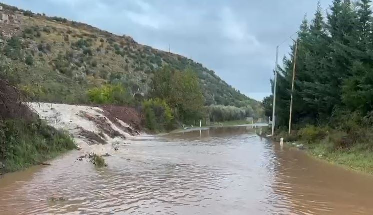 Moti i keq në vend, probleme në rrugën Lezhë-Milot, vështirësohet qarkullimi i automjeteve