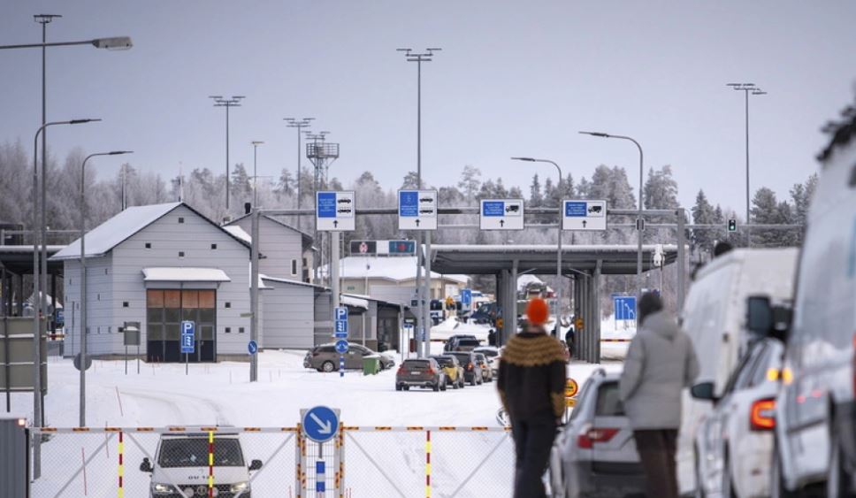 Finlanda mbyll pikat kufitare me Rusinë, shkak emigrantët e paligjshëm