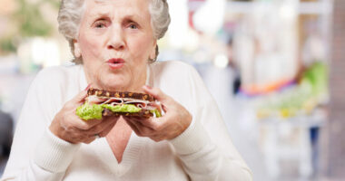 Pensionistja harroi sanduiçin, dënohet me 1830 euro gjobë