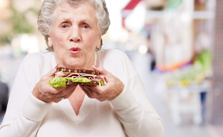 Pensionistja harroi sanduiçin, dënohet me 1830 euro gjobë