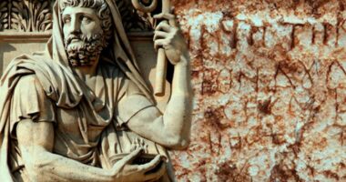 Shqipja, “nëna” e greqishtes së vjetër? Tezat e deshifrimet pellazge të Albert Nikollës