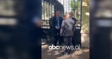 VIDEO/ Me masë ‘përjashtimi’, momenti kur Garda nuk lejon deputetin Edmond Spaho të hyjë në Kuvend