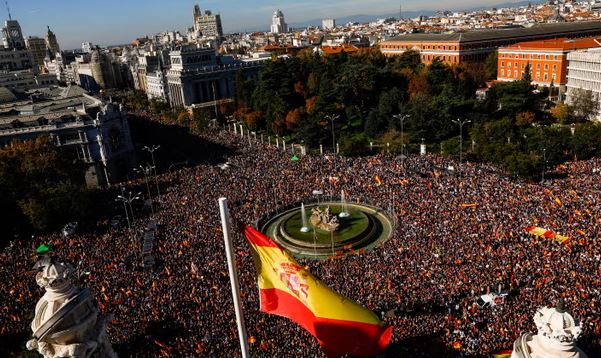 Protestë masive në Spanjë, qyetarët kundërshtojnë marrëveshjen për formimin e qeverisë