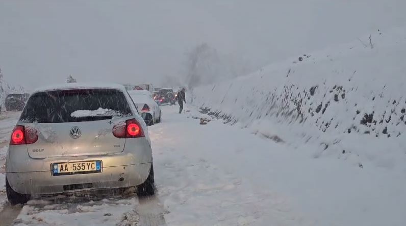 Dëbora “paralizon” aksin Peshkopi-Maqellarë/ Bllokohet rruga, rradhë të gjata automjetesh