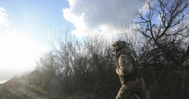 Kievi: Trupat ruse po përpiqen të rrethojnë një tjetër qytet ukrainas