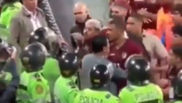 VIDEO/ Përplasje jo vetëm në Brazil-Argjentinë, policia peruane godet me shkop gome lojtarët e Venezuelës