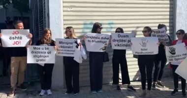Përdhunimi i 26-vjeçares në Vlorë, shoqëria civile protestë para gjykatës: Drejtësia të triumfojë