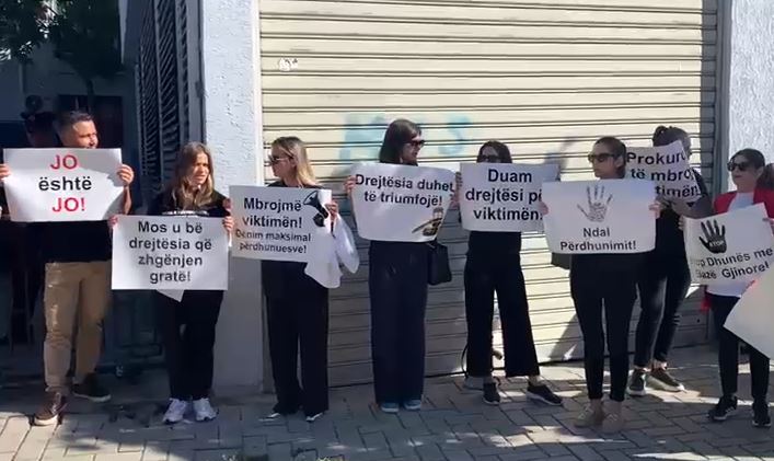 Përdhunimi i 26-vjeçares në Vlorë, shoqëria civile protestë para gjykatës: Drejtësia të triumfojë