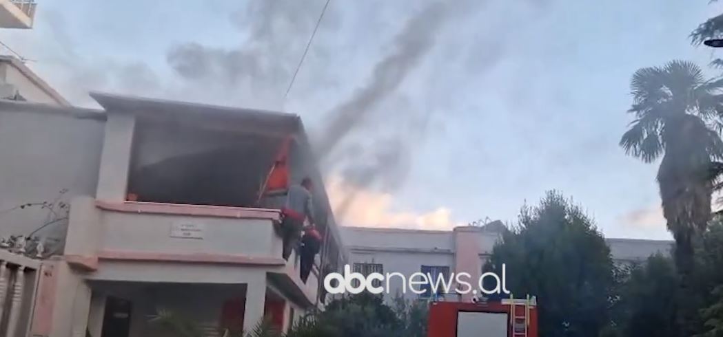 VIDEO/ Zjarr në azilin e të moshuarve në Fier, ambulanca dhe policia në vendgjarje