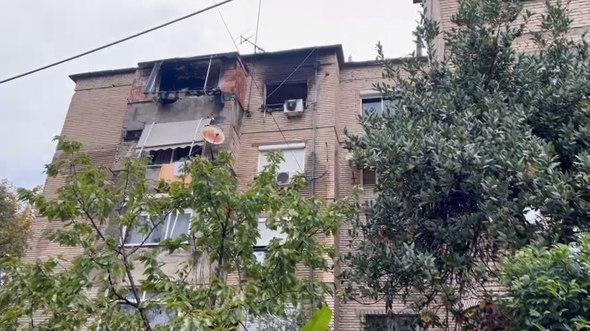 VIDEO/ 57 vjeçari humbi jetën nga asfiksimi, pamje nga banesa ku ra zjarri në Tiranë