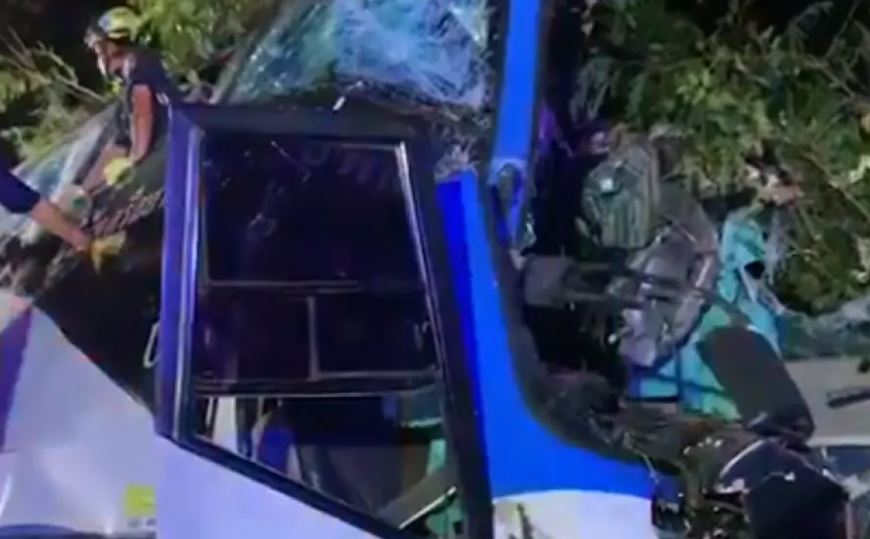 Autobusi përplaset me pemën, 14 të vdekur dhe 32 të plagosur në Tajlandë