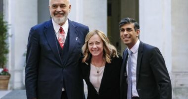 Associated Press: Rama “aleat kyç” për menaxhimin e emigrantëve në Europë