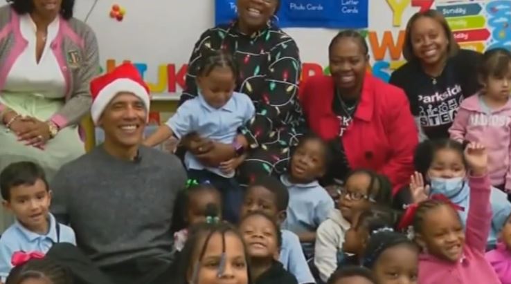 VIDEO/ Obama vishet si babagjysh, u shpërndan dhurata fëmijëve