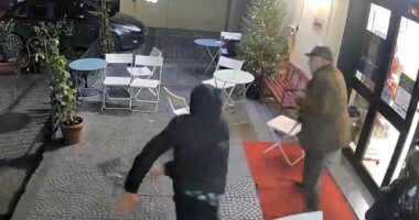 I kërkoi të largohej, shqiptari acarohet dhe sulmon me hanxhar pronarin e një lokali në Itali