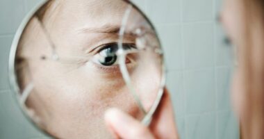 Nga pasqyra te macja e zezë, 9 besëtytnitë që shqiptarët i kanë shumë frikë por përsëri i besojnë