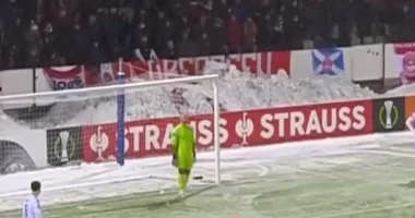 VIDEO/ Momente komike në Finlandë, tifozë godasin me topa bore portierin dhe ndalin ndeshjen