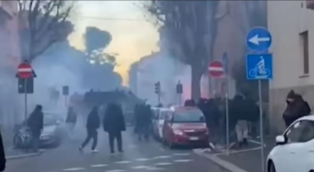 VIDEO/ Pak orë para fillimit të ndeshjes, tifozët e Bolognas përplasen me ata të Romës në një përleshje masive