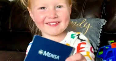 Vogëlushja gjeniale vendos rekord botëror, lexon që në moshën dy vjeçare