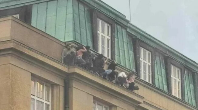 VIDEO/ Masakra në Pragë, studentët fshihen në parvazin e dritareve për t’iu shpëtuar plumbave