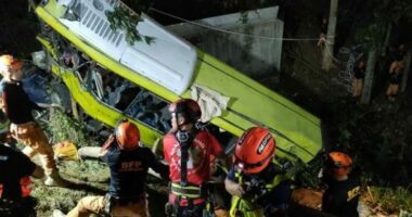 Autobusi bie nga 30 metra lartësi, 17 të vdekur në Filipine