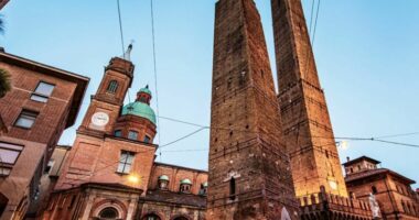 Kulla simbol e qytetit italian drejt shembjes, mbyllet për turistët