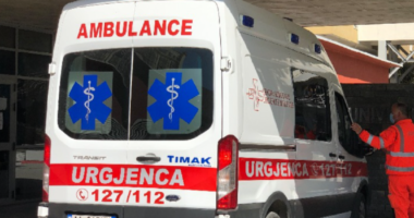 Pukë/ Makina del nga rruga dhe bie në lum, plagosen babë e bir