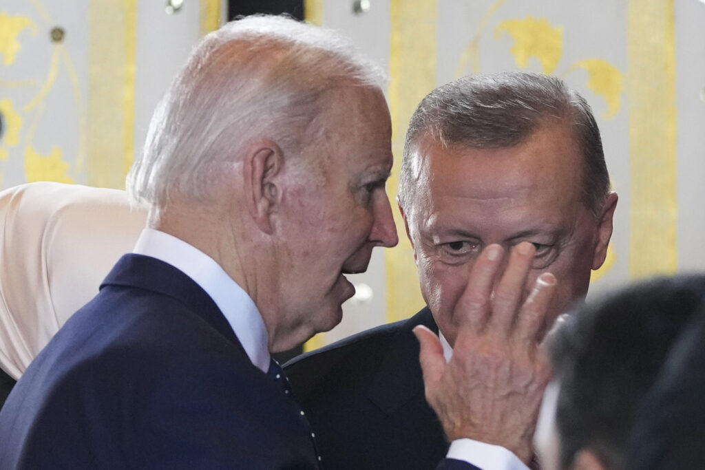 Zbardhet telefonata e Biden me Erdoganin, çfarë diskutuan dy liderat