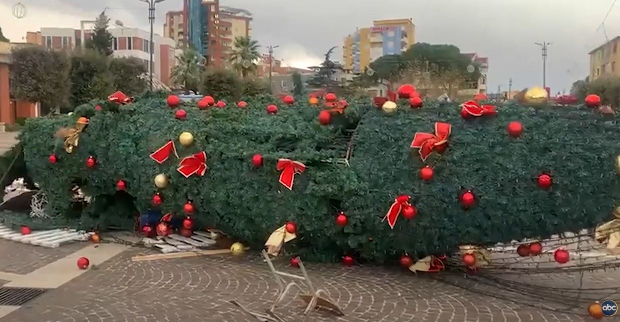 Era “shkund” Lezhën/ Shembet dekori festiv në qendër të qytetit