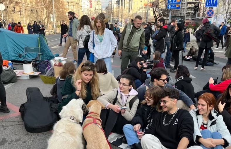 Studentët bllokojnë për 24 orë qendrën e Beogradit, kërkojnë hapjen e listës së votuesve