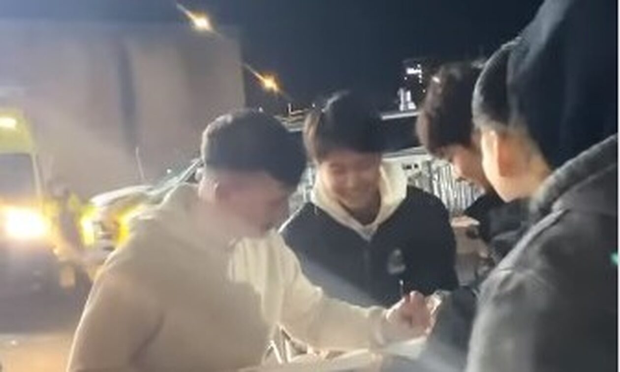 VIDEO/ Tifozi bëhet viral, shtiret si futbollist dhe u jep autografe fansave të tjerë