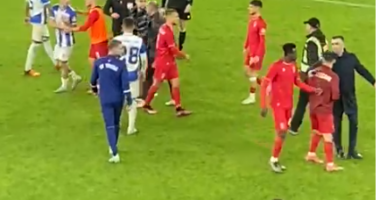 VIDEO/ Nuk mjaftoi përplasja gjatë ndeshjes, Rrapaj kërkon të “sqarojë” Dokën, ndërhyjnë stafet e dy ekipeve