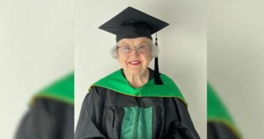 Gruaja merr diplomën e masterit në moshën 90-vjeçe