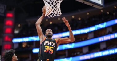 Kthehet &ldquo;uragani&rdquo; Durant, &ldquo;ylli&rdquo; i NBA shk&euml;lqen me pik&euml; dhe loj&euml;, Phoenix mund Houston