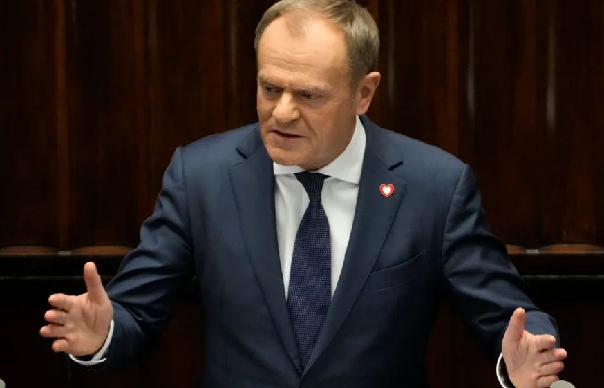 Donald Tusk betohet si kryeministër i Polonisë