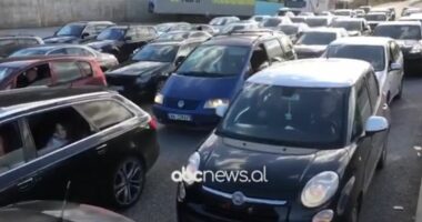 VIDEO/ Fluks i lartë udhëtarësh në pikën kufitare të Morinës, mijëra qytetarë të Kosovës kthehen për festa