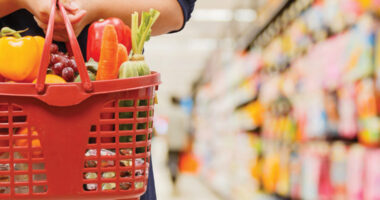 Festa të shtrenjta, me 10 mijë lekë sot blen 20-25% më pak se një vit më parë