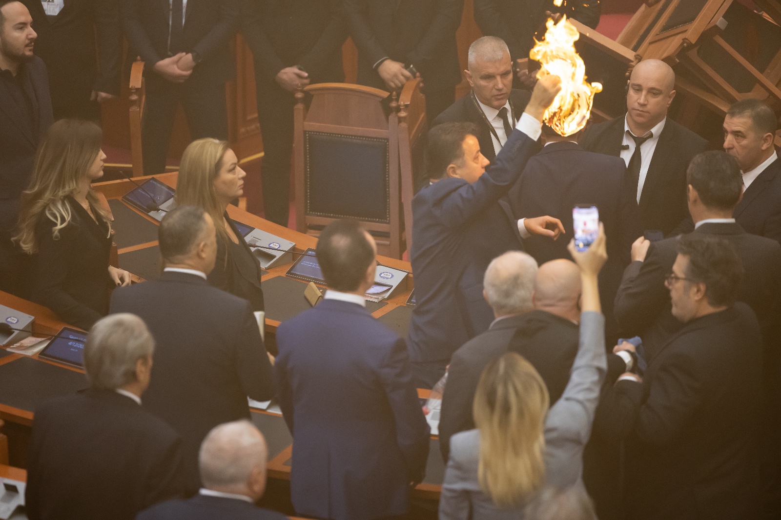 Foltorja i vuri flakën Kuvendit, reagon ministri Balla: Deputeti nuk mund t’i shmanget ligjit duke përfituar apo u fshehur pas imunitetit