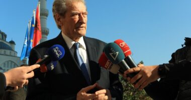 Tetë dhjetori i trishtuar blu/ Berisha me thirrje për aksion, Basha asnjë mesazh. Demokratet festojnë “të copëtuar”