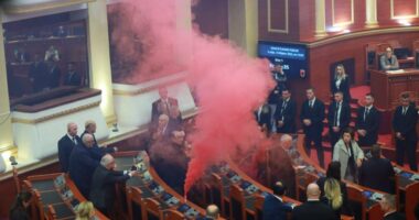 Sërish kaos e tymuese nga grupi Berisha/ Kuvendi tetë minuta seancë, miratohen ndryshimet në rregullore