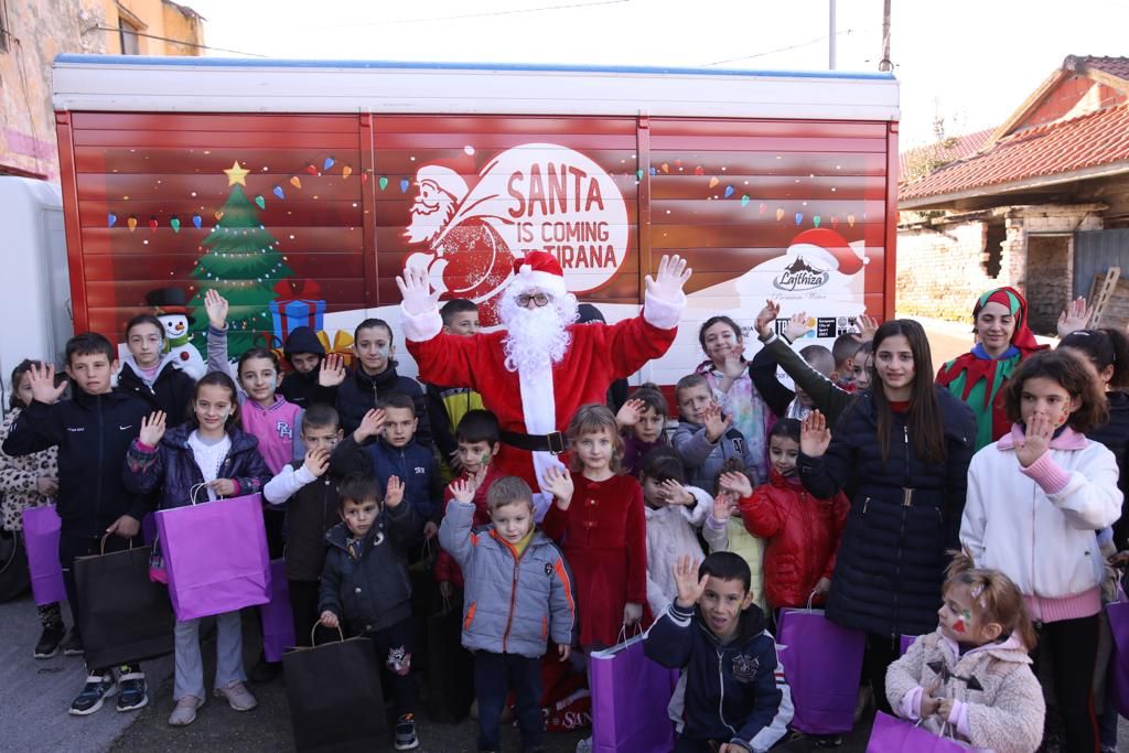 ‘Santa vjen në Tiranë’, Bashkia e Tiranës shpërndan dhurata për fëmijët e familjeve në nevojë