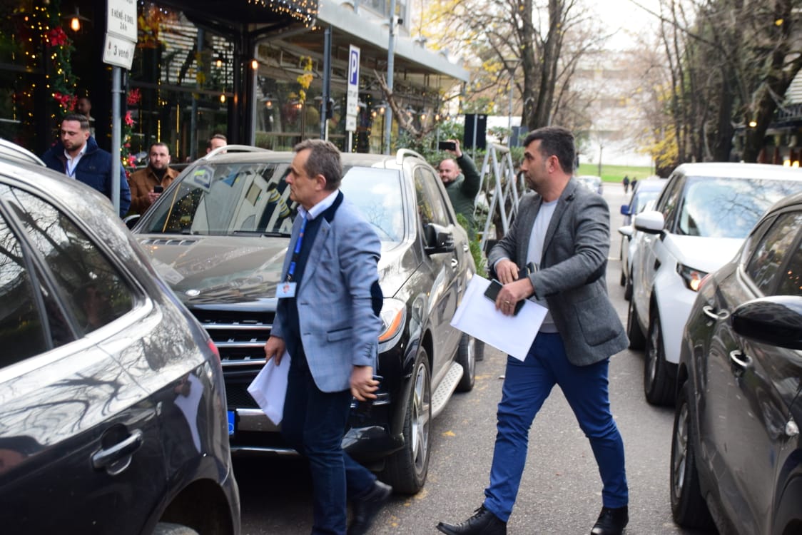 Në arrest/ Oficerët e policisë gjyqësore i shkojnë në banesë Sali Berishës