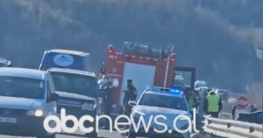 Aksident në Rrugën e Arbrit/ Përplasen dy automjete, humbin jetën 2 persona