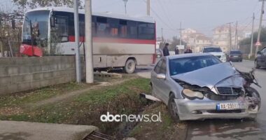 Aksidenti në Fier/ Makina i preu rrugën autobusit, ishte plot me pasagjerë