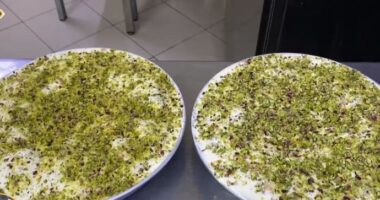 Bakllavaja me kajmak, pastiçieri në Fier rrëfen si krijoi ëmbëlsirën që po i “çmend” të gjithë