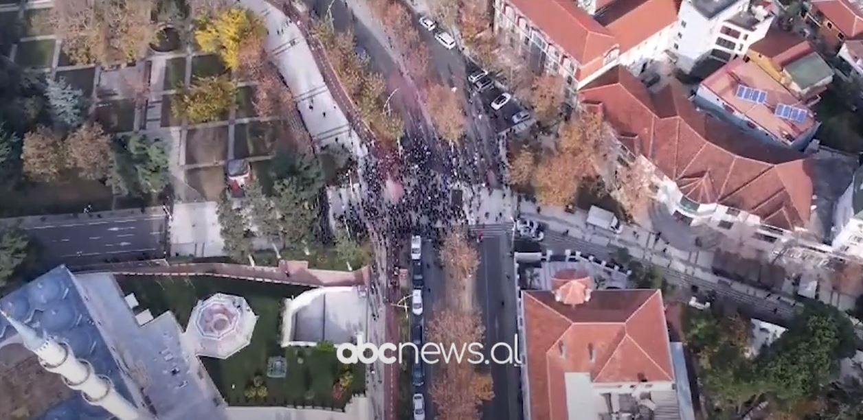 Pamjet me dron/ Parlamenti e zhveshi nga imuniteti. Berisha braktiset edhe nga mbështetësit në protestë