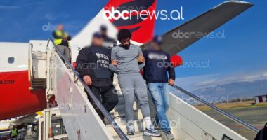 VIDEO/ I veshur sportiv, momenti kur mbërrin në Rinas autori i dyshuar i vrasjes së Ardian Nikulajt