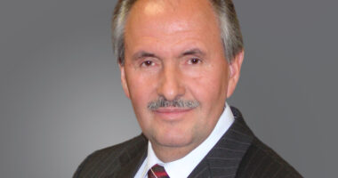 Elez Biberaj e mbyll karrierën/ Gazetari i “Zëri i Amerikës”, në pension pas mbi 4 dekada