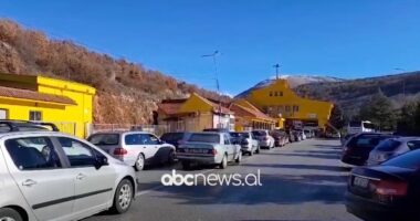 Radhë në Kakavijë/ Emigrantët që vijnë nga Greqia për festa presin gjatë në pikën kufitare