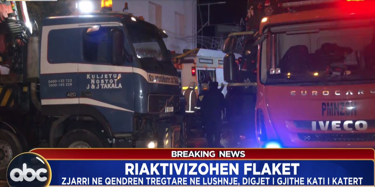 Riaktivizohen flakët/ Zjarri në qendrën tregtare në Lushnje, digjet i gjithë kati i katërt