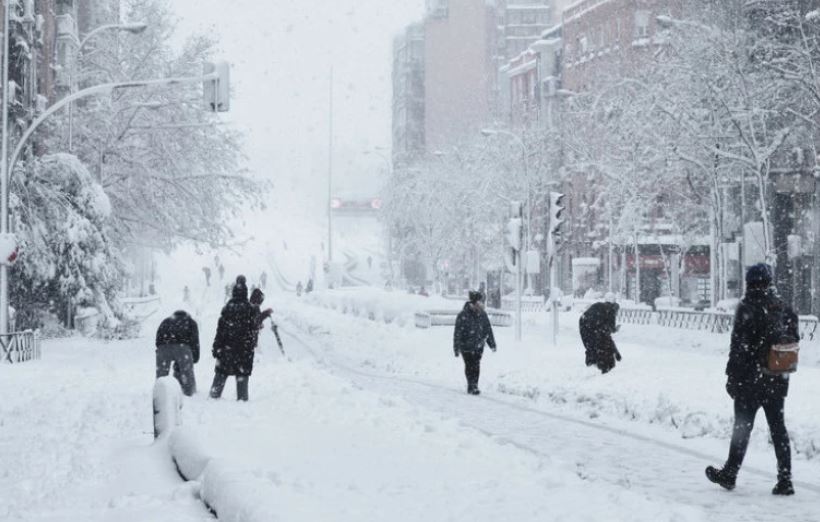 Bora bllokon Anglinë/ Më shumë se 2500 familje pa energji, bllokohen autostradat